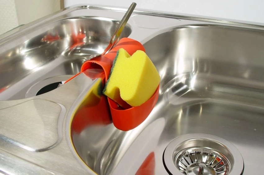 Эксперт назвал главную опасность привычки сливать кипяток в раковину