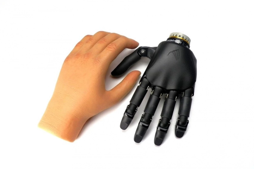 В России создан уникальный браслет для управления бионической рукой