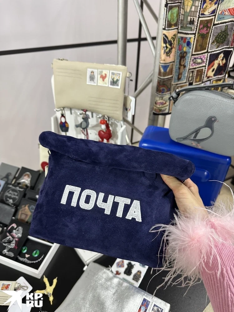 Сюрреалистичные украшения, вязаные микрошорты, сумки в виде банок сгущенки и икры: чем удивили бренды на Московской неделе моды