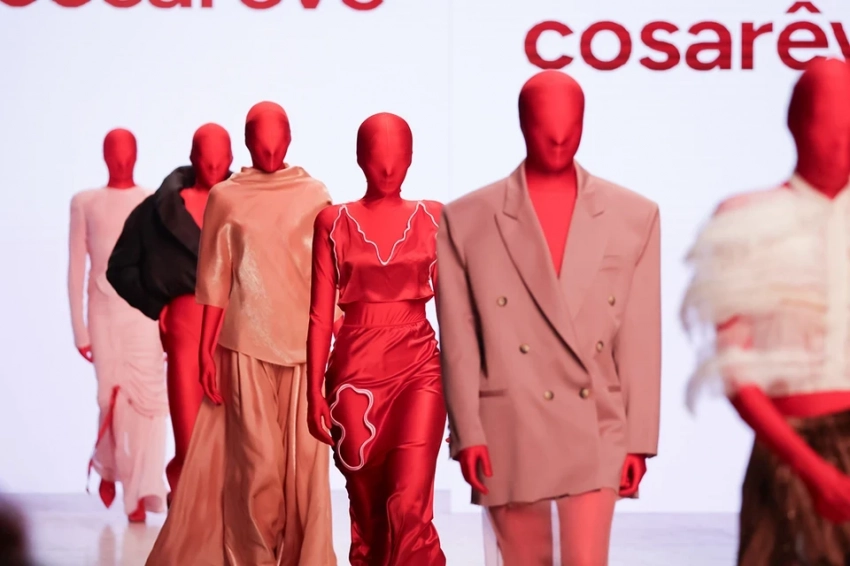 Турецкая звезда на Emre Erdemo lu и "красные человечки" на Cosar vе: самые яркие образы на показах Московской недели моды