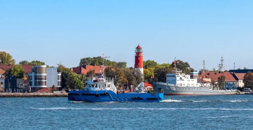 Совесть свою от укора спасал он бутылкой Кагора