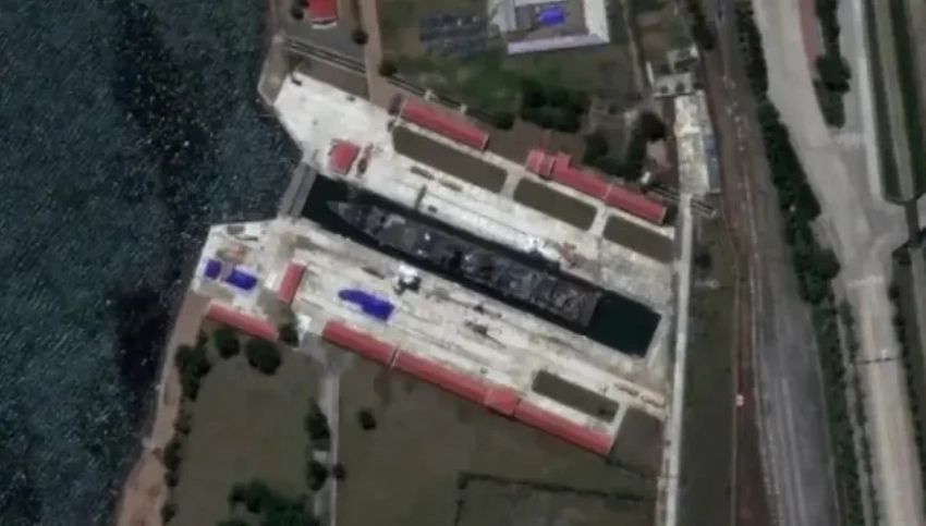 Впечатляющая оперативность: перевернувшийся при спуске на воду северокорейский эсминец уже находится в ремонтном доке